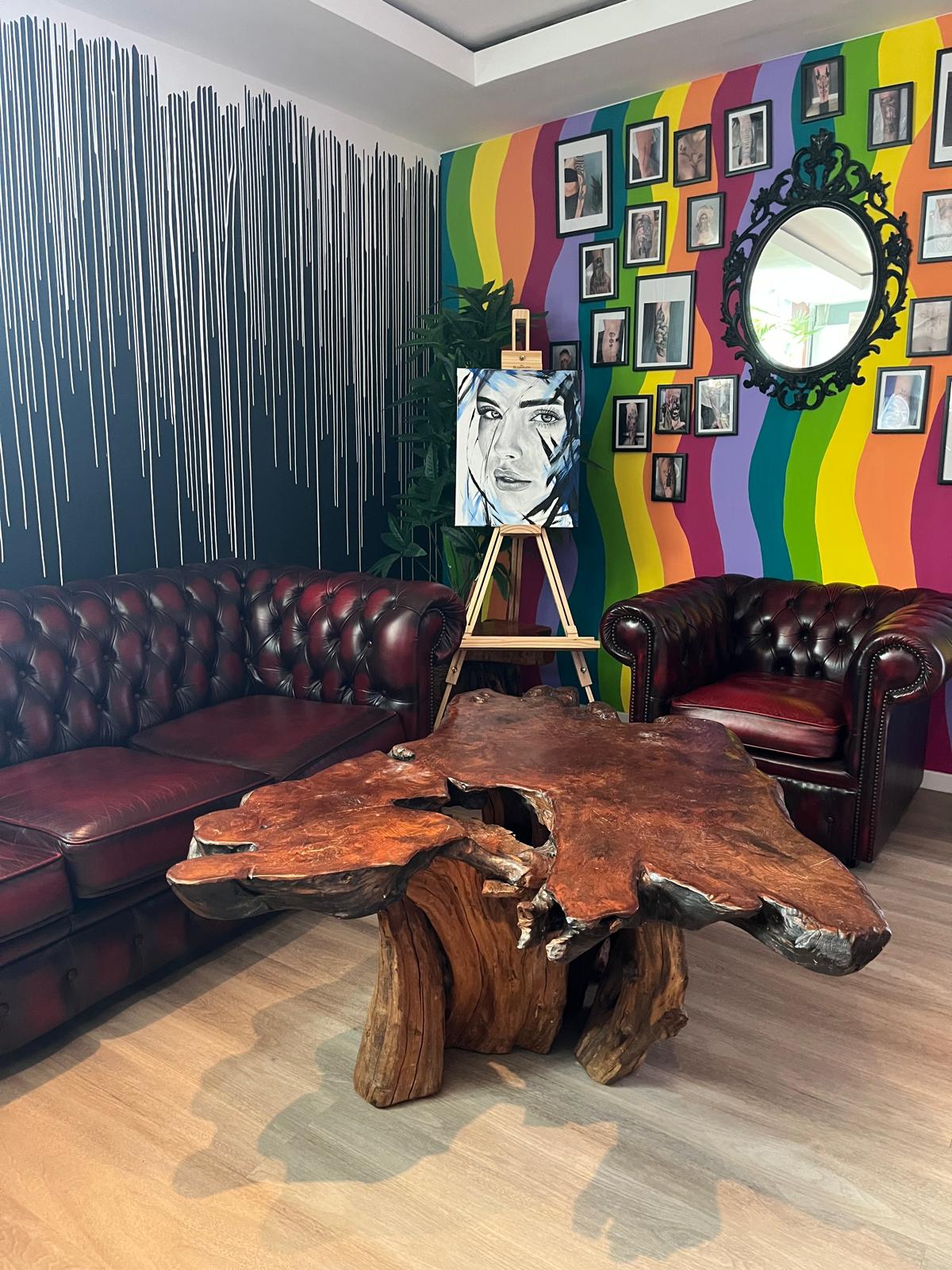 Sitzbereich und Wandgestaltung im Tattoo Studio Janaica Ink in Fahrenkrug